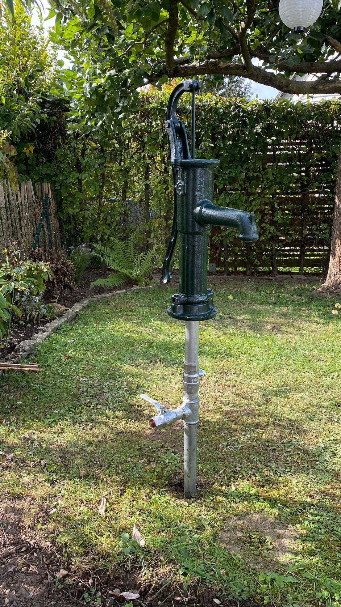 Schlagbrunnen-Installation im Garten